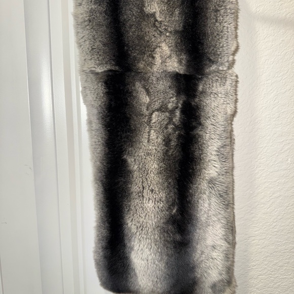 Real Fur Pull-Through Scarf Michael Kors 

• 100% Rex Rabbit - Picture 13 of 15